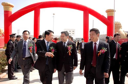 青岛市委常委、市委秘书长王鲁明，青岛市人大副主任、工商联主席徐航来公司视察工作
